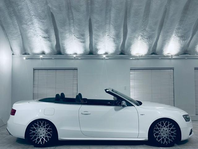 【展示場】車両スペースで、いつでも明るいライトの下で天候に左右されることなくはっきりと車の状態を確認することができます。専用駐車場有り。電車でお越しの際はご連絡いただければお迎えに上がります【送迎】