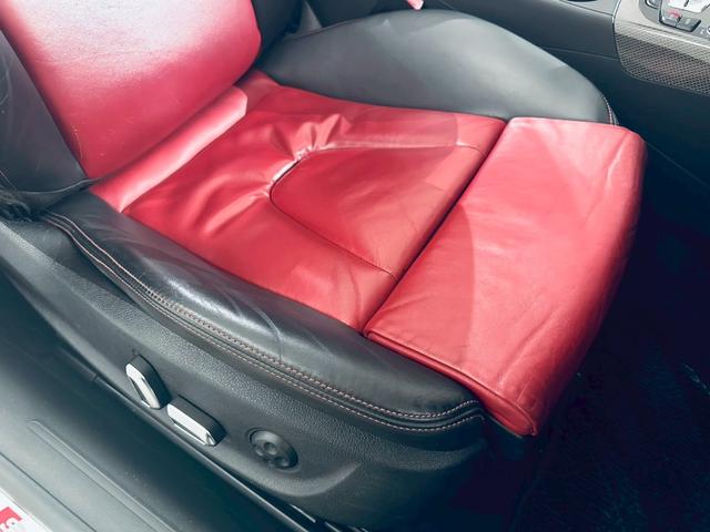 【展示場】車両スペースで、いつでも明るいライトの下で天候に左右されることなくはっきりと車の状態を確認することができます。専用駐車場有り。電車でお越しの際はご連絡いただければお迎えに上がります【送迎】