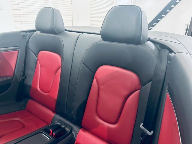 【展示場】車両スペースで、いつでも明るいライトの下で天候に左右されることなくはっきりと車の状態を確認することができます。専用駐車場有り。電車でお越しの際はご連絡いただければお迎えに上がります【送迎】