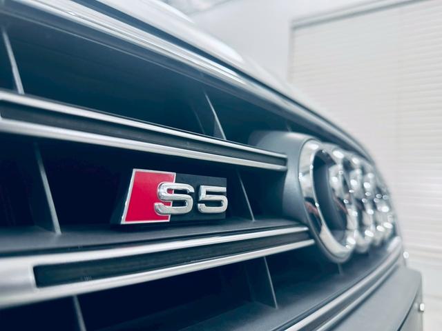 【展示場】車両スペースで、いつでも明るいライトの下で天候に左右されることなくはっきりと車の状態を確認することができます。専用駐車場有り。電車でお越しの際はご連絡いただければお迎えに上がります【送迎】