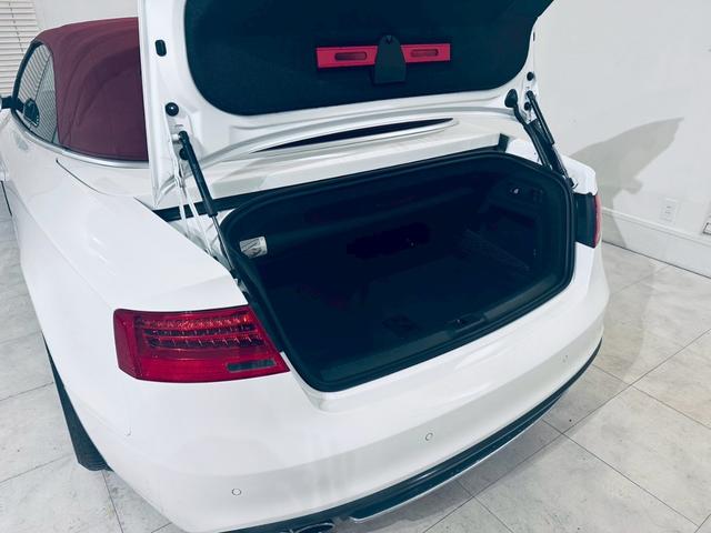 【展示場】車両スペースで、いつでも明るいライトの下で天候に左右されることなくはっきりと車の状態を確認することができます。専用駐車場有り。電車でお越しの際はご連絡いただければお迎えに上がります【送迎】