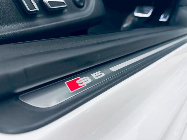 【展示場】車両スペースで、いつでも明るいライトの下で天候に左右されることなくはっきりと車の状態を確認することができます。専用駐車場有り。電車でお越しの際はご連絡いただければお迎えに上がります【送迎】