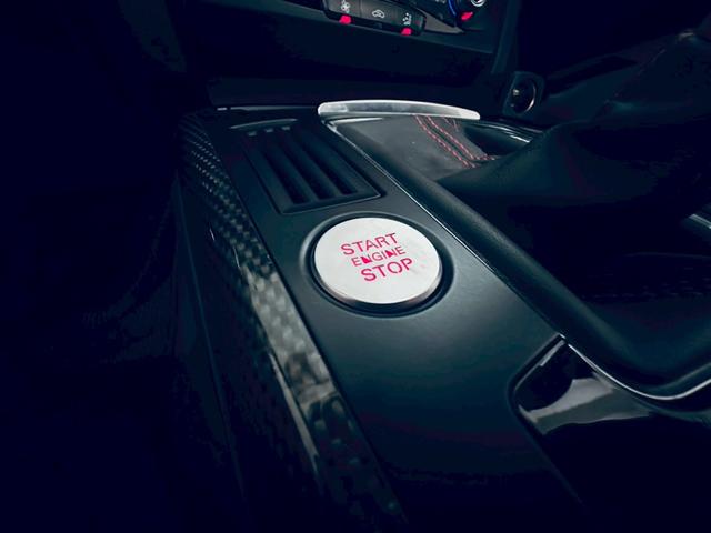 【展示場】車両スペースで、いつでも明るいライトの下で天候に左右されることなくはっきりと車の状態を確認することができます。専用駐車場有り。電車でお越しの際はご連絡いただければお迎えに上がります【送迎】