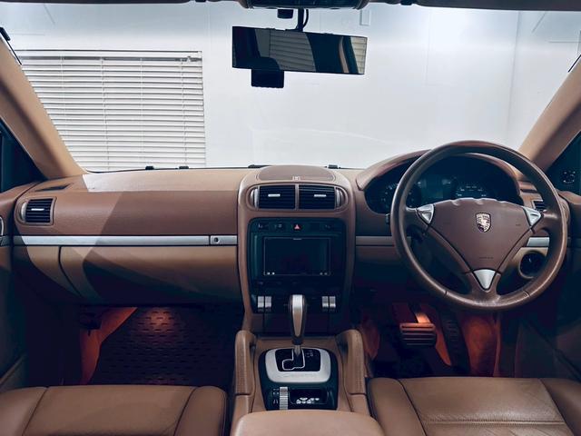 カイエン ベースグレード　サンルーフ／ベージュ内装／シートヒーター／パワーシート／ＥＴＣ／ドラレコ／スペアキー／純正１８インチＡＷ／フォグランプ／バックモニター／ＣＡＲＲＯＺＺＥＲＩＡナビ／Ｂｌｕｅｔｏｏｔｈ接続／ＭＴモード付（3枚目）