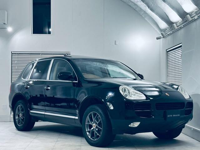 カイエン ベースグレード　サンルーフ／ベージュ内装／シートヒーター／パワーシート／ＥＴＣ／ドラレコ／スペアキー／純正１８インチＡＷ／フォグランプ／バックモニター／ＣＡＲＲＯＺＺＥＲＩＡナビ／Ｂｌｕｅｔｏｏｔｈ接続／ＭＴモード付（5枚目）