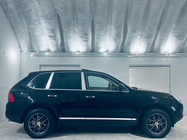 カイエン ベースグレード　サンルーフ／ベージュ内装／シートヒーター／パワーシート／ＥＴＣ／ドラレコ／スペアキー／純正１８インチＡＷ／フォグランプ／バックモニター／ＣＡＲＲＯＺＺＥＲＩＡナビ／Ｂｌｕｅｔｏｏｔｈ接続／ＭＴモード付（6枚目）