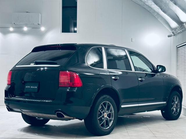 カイエン ベースグレード　サンルーフ／ベージュ内装／シートヒーター／パワーシート／ＥＴＣ／ドラレコ／スペアキー／純正１８インチＡＷ／フォグランプ／バックモニター／ＣＡＲＲＯＺＺＥＲＩＡナビ／Ｂｌｕｅｔｏｏｔｈ接続／ＭＴモード付（7枚目）