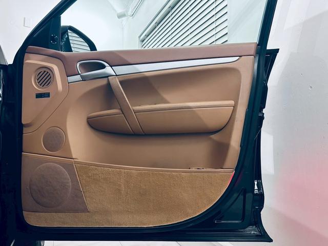 カイエン ベースグレード　サンルーフ／ベージュ内装／シートヒーター／パワーシート／ＥＴＣ／ドラレコ／スペアキー／純正１８インチＡＷ／フォグランプ／バックモニター／ＣＡＲＲＯＺＺＥＲＩＡナビ／Ｂｌｕｅｔｏｏｔｈ接続／ＭＴモード付（14枚目）