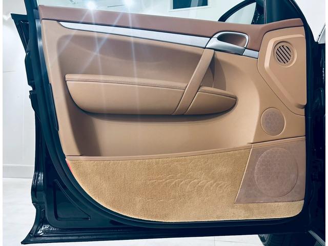 カイエン ベースグレード　サンルーフ／ベージュ内装／シートヒーター／パワーシート／ＥＴＣ／ドラレコ／スペアキー／純正１８インチＡＷ／フォグランプ／バックモニター／ＣＡＲＲＯＺＺＥＲＩＡナビ／Ｂｌｕｅｔｏｏｔｈ接続／ＭＴモード付（18枚目）