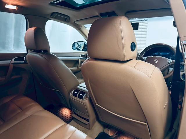 カイエン ベースグレード　サンルーフ／ベージュ内装／シートヒーター／パワーシート／ＥＴＣ／ドラレコ／スペアキー／純正１８インチＡＷ／フォグランプ／バックモニター／ＣＡＲＲＯＺＺＥＲＩＡナビ／Ｂｌｕｅｔｏｏｔｈ接続／ＭＴモード付（19枚目）