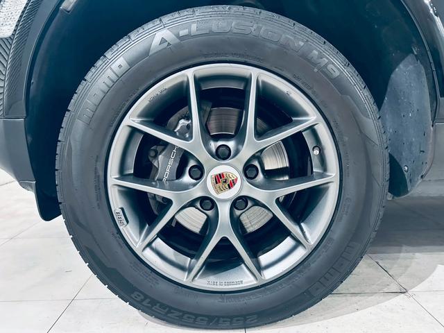 カイエン ベースグレード　サンルーフ／ベージュ内装／シートヒーター／パワーシート／ＥＴＣ／ドラレコ／スペアキー／純正１８インチＡＷ／フォグランプ／バックモニター／ＣＡＲＲＯＺＺＥＲＩＡナビ／Ｂｌｕｅｔｏｏｔｈ接続／ＭＴモード付（21枚目）