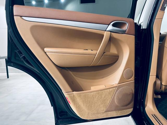 カイエン ベースグレード　サンルーフ／ベージュ内装／シートヒーター／パワーシート／ＥＴＣ／ドラレコ／スペアキー／純正１８インチＡＷ／フォグランプ／バックモニター／ＣＡＲＲＯＺＺＥＲＩＡナビ／Ｂｌｕｅｔｏｏｔｈ接続／ＭＴモード付（26枚目）