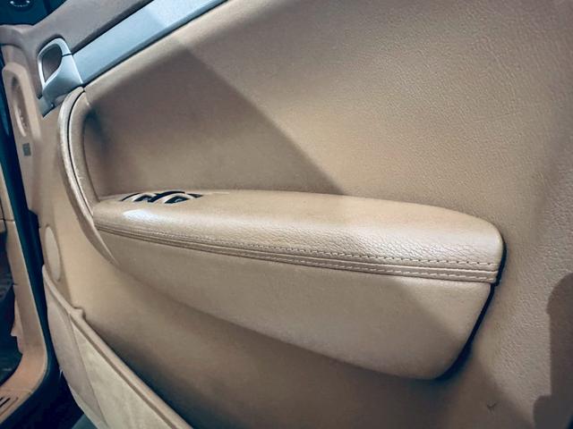 カイエン ベースグレード　サンルーフ／ベージュ内装／シートヒーター／パワーシート／ＥＴＣ／ドラレコ／スペアキー／純正１８インチＡＷ／フォグランプ／バックモニター／ＣＡＲＲＯＺＺＥＲＩＡナビ／Ｂｌｕｅｔｏｏｔｈ接続／ＭＴモード付（28枚目）