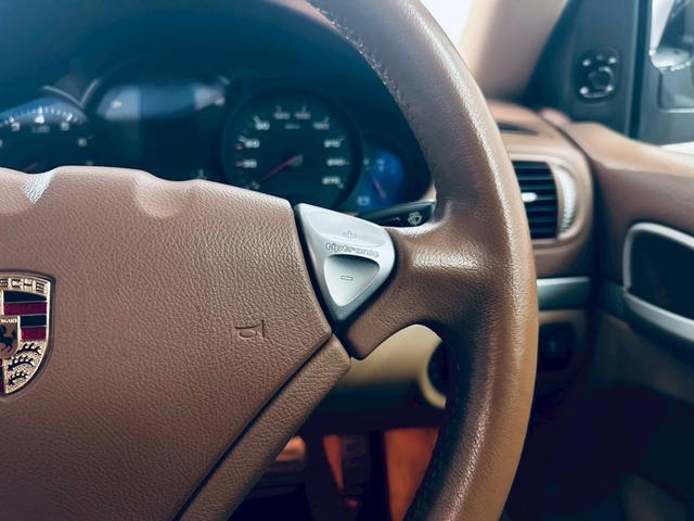 カイエン ベースグレード　サンルーフ／ベージュ内装／シートヒーター／パワーシート／ＥＴＣ／ドラレコ／スペアキー／純正１８インチＡＷ／フォグランプ／バックモニター／ＣＡＲＲＯＺＺＥＲＩＡナビ／Ｂｌｕｅｔｏｏｔｈ接続／ＭＴモード付（40枚目）