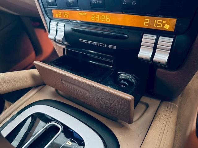 カイエン ベースグレード　サンルーフ／ベージュ内装／シートヒーター／パワーシート／ＥＴＣ／ドラレコ／スペアキー／純正１８インチＡＷ／フォグランプ／バックモニター／ＣＡＲＲＯＺＺＥＲＩＡナビ／Ｂｌｕｅｔｏｏｔｈ接続／ＭＴモード付（47枚目）