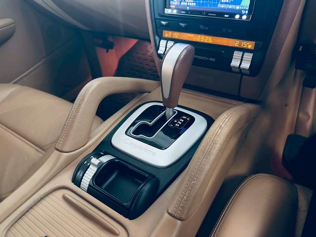 カイエン ベースグレード　サンルーフ／ベージュ内装／シートヒーター／パワーシート／ＥＴＣ／ドラレコ／スペアキー／純正１８インチＡＷ／フォグランプ／バックモニター／ＣＡＲＲＯＺＺＥＲＩＡナビ／Ｂｌｕｅｔｏｏｔｈ接続／ＭＴモード付（48枚目）