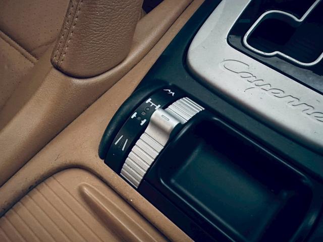 カイエン ベースグレード　サンルーフ／ベージュ内装／シートヒーター／パワーシート／ＥＴＣ／ドラレコ／スペアキー／純正１８インチＡＷ／フォグランプ／バックモニター／ＣＡＲＲＯＺＺＥＲＩＡナビ／Ｂｌｕｅｔｏｏｔｈ接続／ＭＴモード付（49枚目）