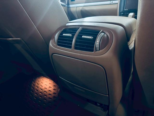 カイエン ベースグレード　サンルーフ／ベージュ内装／シートヒーター／パワーシート／ＥＴＣ／ドラレコ／スペアキー／純正１８インチＡＷ／フォグランプ／バックモニター／ＣＡＲＲＯＺＺＥＲＩＡナビ／Ｂｌｕｅｔｏｏｔｈ接続／ＭＴモード付（50枚目）