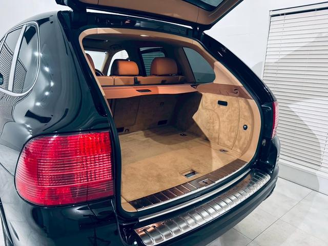 カイエン ベースグレード　サンルーフ／ベージュ内装／シートヒーター／パワーシート／ＥＴＣ／ドラレコ／スペアキー／純正１８インチＡＷ／フォグランプ／バックモニター／ＣＡＲＲＯＺＺＥＲＩＡナビ／Ｂｌｕｅｔｏｏｔｈ接続／ＭＴモード付（72枚目）