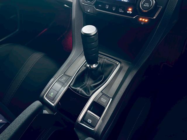 シビック 大阪JDM車高調/ 無限ブレーキホース/無限ローター/CUSCO パワーブレース センター/HKS エアクリーナー/APEXI マフラー/無限クイックシフター/社外ナビ(70枚目)