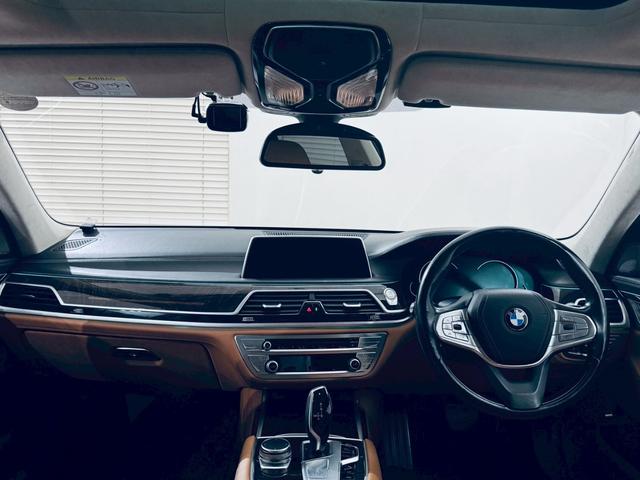 ７シリーズ ７４０ｉ　エクセレンス　電動ＳＲ／ＡＣＣ／ＨＵＤ／ディスプレイキー／セルフレベリング機能付エアサス／ドライビングアシストプラス／／ソフトクローズ／衝突・被害軽減ブレーキ／シートＨ・ベンチレーション／Ｂカメラ／ＥＴＣ／ドラレコ（2枚目）