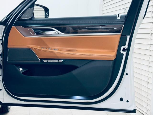 ７シリーズ ７４０ｉ　エクセレンス　電動ＳＲ／ＡＣＣ／ＨＵＤ／ディスプレイキー／セルフレベリング機能付エアサス／ドライビングアシストプラス／／ソフトクローズ／衝突・被害軽減ブレーキ／シートＨ・ベンチレーション／Ｂカメラ／ＥＴＣ／ドラレコ（12枚目）