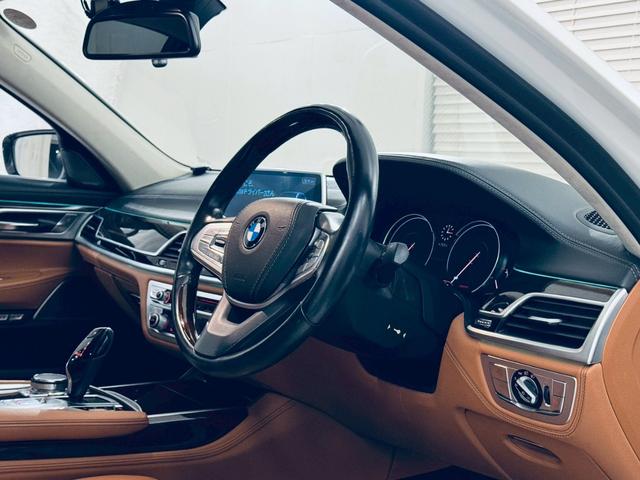 ７シリーズ ７４０ｉ　エクセレンス　電動ＳＲ／ＡＣＣ／ＨＵＤ／ディスプレイキー／セルフレベリング機能付エアサス／ドライビングアシストプラス／／ソフトクローズ／衝突・被害軽減ブレーキ／シートＨ・ベンチレーション／Ｂカメラ／ＥＴＣ／ドラレコ（13枚目）