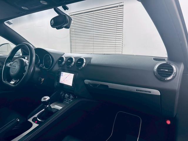 ＴＴ ＲＳクーペ ベースグレード　左ハンドル／純正６ＭＴ／アラゴスタ車高調／ＲＡＹＳ１９インチＡＷ／セミバケシート／シートヒーター／ＭＩＬＬＴＥＫマフラー／ＡＡＣ／オートライト／ＥＴＣ／純正ナビ／Ｂｌｕｅｔｏｏｔｈ接続／クルコン（16枚目）