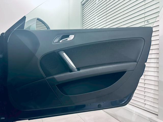 ＴＴ ＲＳクーペ ベースグレード　左ハンドル／純正６ＭＴ／アラゴスタ車高調／ＲＡＹＳ１９インチＡＷ／セミバケシート／シートヒーター／ＭＩＬＬＴＥＫマフラー／ＡＡＣ／オートライト／ＥＴＣ／純正ナビ／Ｂｌｕｅｔｏｏｔｈ接続／クルコン（19枚目）