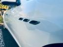 【展示場】車両スペースで、いつでも明るいライトの下で天候に左右されることなくはっきりと車の状態を確認することができます。専用駐車場有り。電車でお越しの際はご連絡いただければお迎えに上がります【送迎】