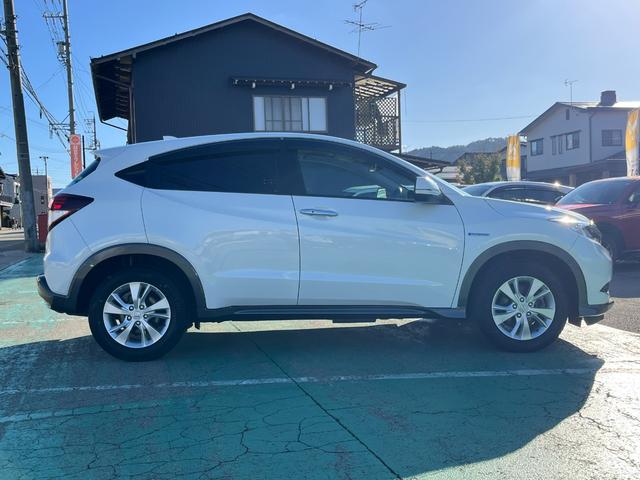 ヴェゼル ハイブリッドＸ　４ＷＤ　安心パッケージ　純正ナビ　ワンセグ　ブルートゥース　バックカメラ　ＬＥＤヘッドライト　クルコン　パドルシフト　スマートキー　純正アルミホイール（4枚目）