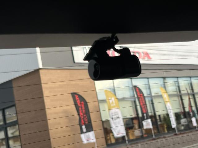 ヴェゼル ｅ：ＨＥＶＺ　４ＷＤ　ホンダセンシング　純正インターナビ　フルセグＴＶ　ブルートゥース　バックカメラ　ＥＴＣ　前後ドライブレコーダー　パワーテールゲート　ＬＥＤヘッドライト（31枚目）