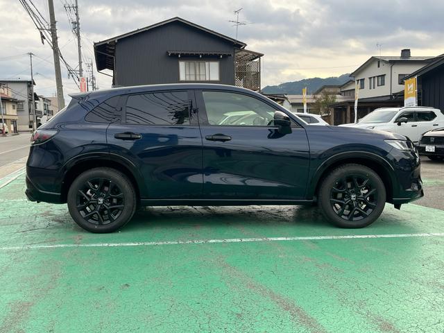 ZR-V e:HEVZ特別仕様車ブラックスタイル 4WD ホンダセンシング 純正コネクトディスプレーナビ フルセグTV ブルートゥース マルチカメラ ETC2.0 BOSEスピーカー パワーテールゲート LEDヘッドライト 当店試乗車アップ車両(4枚目)