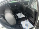 後ろの席のシートの座席は持ち上げて固定することもできて、背の高い荷物も積むこともできますよ♪