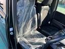 身体を包み込む形状でホールド感のあるフロントシート!しっかりと支えてくれるので長時間の運転を快適にサポートしてくれますよ!