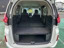 後ろの席は簡単に倒すができて、大きな荷物が入る貨物室にもなりますよ♪