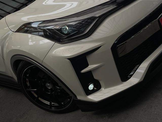 Ｃ－ＨＲ Ｓ　ＧＲスポーツ　ＨＶ／ワンオーナー／禁煙／ＳＳＲ１９インチアルミ／ブリッツ車高調／ＴＲＤエアロ／ＴＲＤマフラー／ＴＲＤトランクスポイラー／ＬＸパワーバックドア／純正フェンダーアーチモール／ＴＯＭＳボンネットダンパー（17枚目）