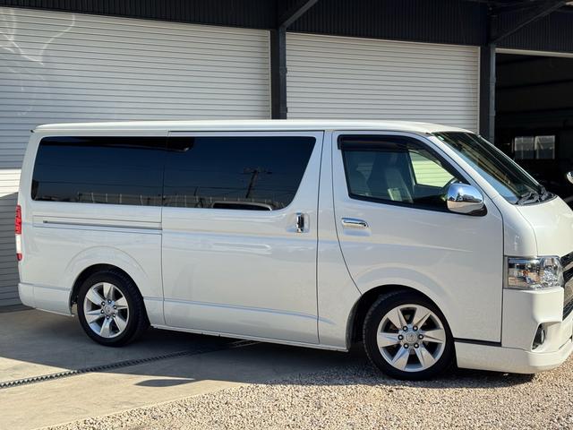 ハイエースバン スーパーＧＬ　ダークプライムＩＩ　ディーゼル　２ＷＤ　アルパインビックＸナビ　フリップダウン　シートカバー　ＵＩビークルスライドフロア　ショック　ベットキット　プラドホイール　公認ローダウン　ＣＲＳバンパー　リップ　ゴーストフィルム（5枚目）