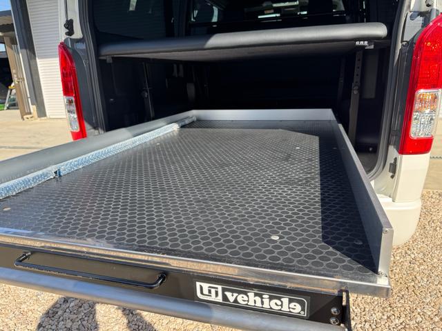 ハイエースバン スーパーＧＬ　ダークプライムＩＩ　ディーゼル　２ＷＤ　アルパインビックＸナビ　フリップダウン　シートカバー　ＵＩビークルスライドフロア　ショック　ベットキット　プラドホイール　公認ローダウン　ＣＲＳバンパー　リップ　ゴーストフィルム（6枚目）