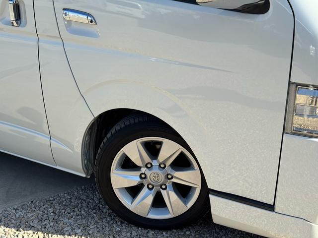 ハイエースバン スーパーＧＬ　ダークプライムＩＩ　ディーゼル　２ＷＤ　アルパインビックＸナビ　フリップダウン　シートカバー　ＵＩビークルスライドフロア　ショック　ベットキット　プラドホイール　公認ローダウン　ＣＲＳバンパー　リップ　ゴーストフィルム（19枚目）
