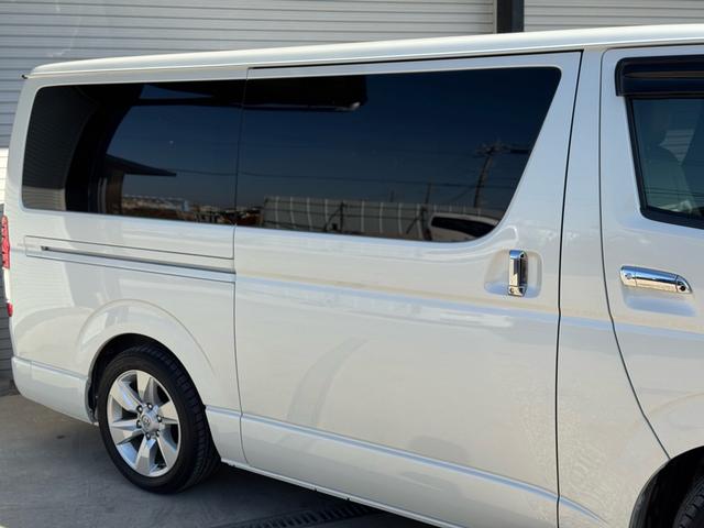 ハイエースバン スーパーＧＬ　ダークプライムＩＩ　ディーゼル　２ＷＤ　アルパインビックＸナビ　フリップダウン　シートカバー　ＵＩビークルスライドフロア　ショック　ベットキット　プラドホイール　公認ローダウン　ＣＲＳバンパー　リップ　ゴーストフィルム（22枚目）