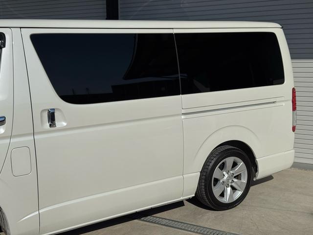 ハイエースバン スーパーＧＬ　ダークプライムＩＩ　ディーゼル　２ＷＤ　アルパインビックＸナビ　フリップダウン　シートカバー　ＵＩビークルスライドフロア　ショック　ベットキット　プラドホイール　公認ローダウン　ＣＲＳバンパー　リップ　ゴーストフィルム（29枚目）