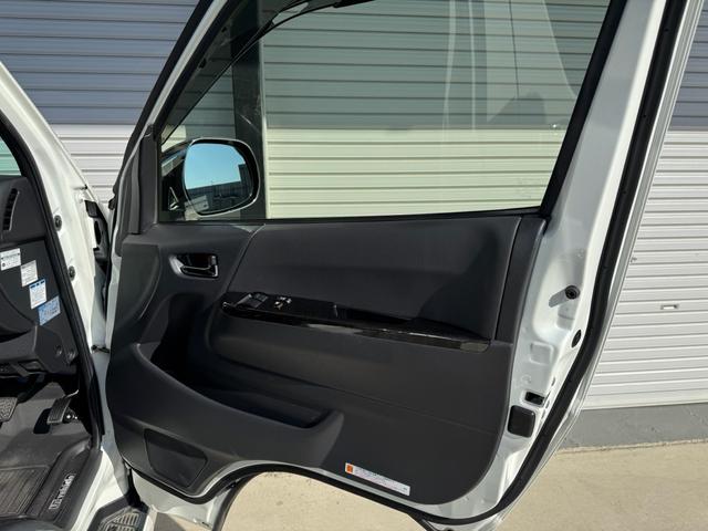 ハイエースバン スーパーＧＬ　ダークプライムＩＩ　ディーゼル　２ＷＤ　アルパインビックＸナビ　フリップダウン　シートカバー　ＵＩビークルスライドフロア　ショック　ベットキット　プラドホイール　公認ローダウン　ＣＲＳバンパー　リップ　ゴーストフィルム（39枚目）