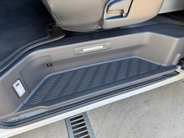 ハイエースバン スーパーＧＬ　ダークプライムＩＩ　ディーゼル　２ＷＤ　アルパインビックＸナビ　フリップダウン　シートカバー　ＵＩビークルスライドフロア　ショック　ベットキット　プラドホイール　公認ローダウン　ＣＲＳバンパー　リップ　ゴーストフィルム（55枚目）