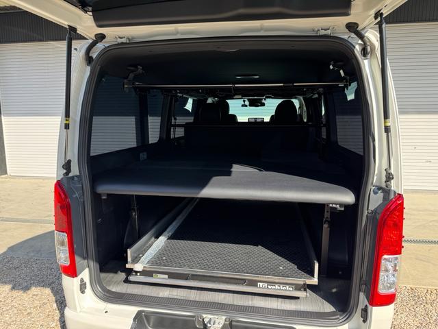 ハイエースバン スーパーＧＬ　ダークプライムＩＩ　ディーゼル　２ＷＤ　アルパインビックＸナビ　フリップダウン　シートカバー　ＵＩビークルスライドフロア　ショック　ベットキット　プラドホイール　公認ローダウン　ＣＲＳバンパー　リップ　ゴーストフィルム（56枚目）