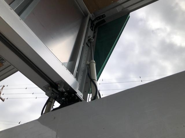 ヒノレンジャー 　ワイド　６２００ボディ　アルミウイング　跳ね上げパワーゲート　リアエアサス　トランテックス　６速マニュアル　積載２４００ｋｇ　ベッド付　バックモニター（17枚目）