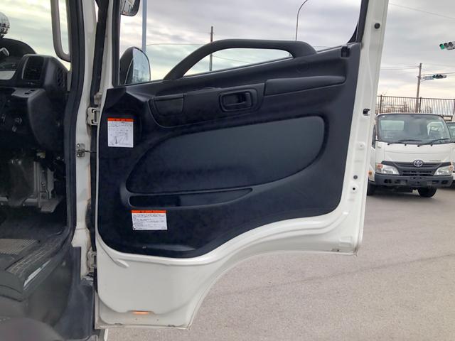 ヒノレンジャー 　ワイド　６２００ボディ　アルミウイング　跳ね上げパワーゲート　リアエアサス　トランテックス　６速マニュアル　積載２４００ｋｇ　ベッド付　バックモニター（48枚目）