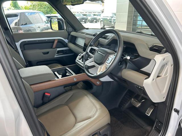 ディフェンダー １１０Ｓ　Ｄ３００　認定中古車　純正２０インチＡＷ　全周囲カメラ　アクティブクルーズ　ＭＥＲＩＤＩＡＮ　エアサスペンション　ヘッドアップディスプレイ　サンルーフ　シートヒーター　アップルカープレイ／アンドロイドオート（22枚目）
