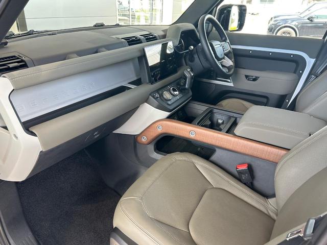 ディフェンダー １１０Ｓ　Ｄ３００　認定中古車　純正２０インチＡＷ　全周囲カメラ　アクティブクルーズ　ＭＥＲＩＤＩＡＮ　エアサスペンション　ヘッドアップディスプレイ　サンルーフ　シートヒーター　アップルカープレイ／アンドロイドオート（23枚目）