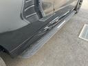 電動サイドステップを装備しております。負担が少なく乗降が可能になります。ルーフへのアクセスも良くなるため、キャリアを付けたときや洗車時にも足場として使えます。